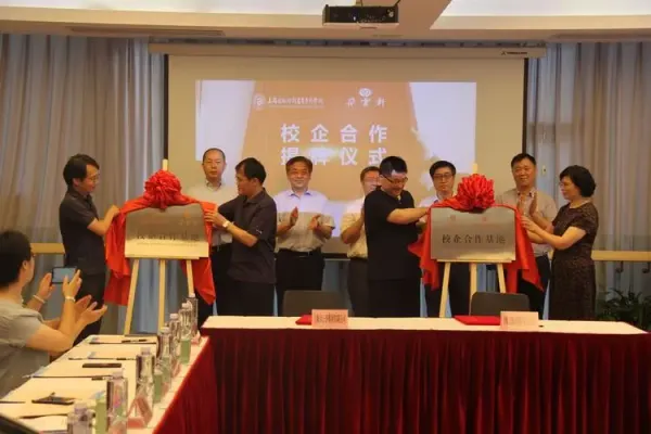上海出版印刷高等專科學(xué)校與企業(yè)合作開展現(xiàn)代學(xué)徒制教學(xué)